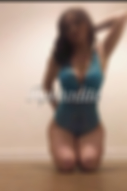 Welsh Brown escort Demi is  height 