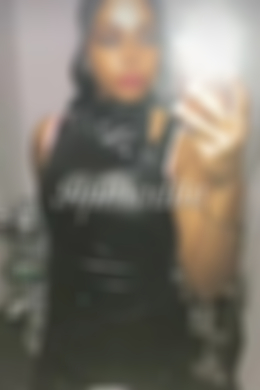 Welsh Black escort Catielya is 5’5 height 