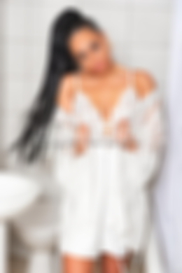 Welsh Black escort Catielya is 5’5 height 