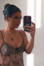 Black haired Cardiff City escort Kaci