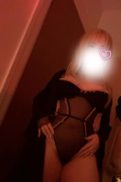 Blonde haired Cardiff City escort Elliana