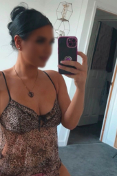 Black haired Cardiff City escort Kaci