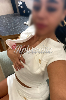 Welsh Black escort Catielya is 5’5 height 