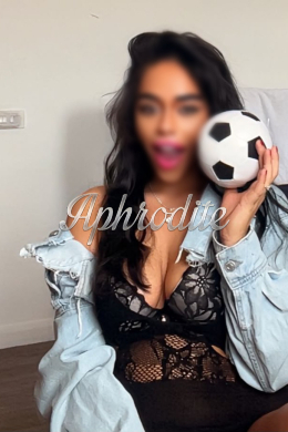 Welsh Black escort Catielya is 5’5 height 