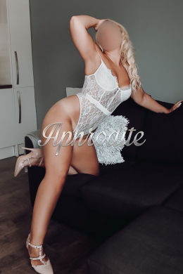 British Blonde escort Frankie is 5'1 height