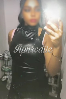 Welsh Black escort Catielya is 5’5 height 