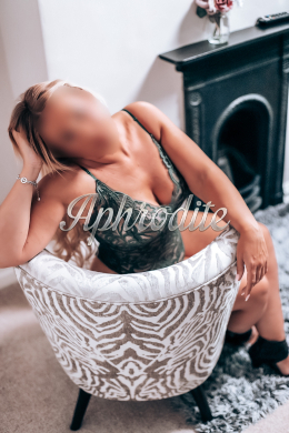 British Blonde escort Frankie is 5'1 height