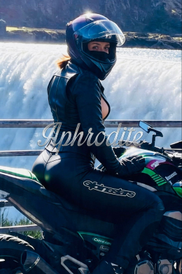 British Auburn escort Harley is 5'8 height 