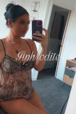 British Black escort Kaci is 5’4 height 